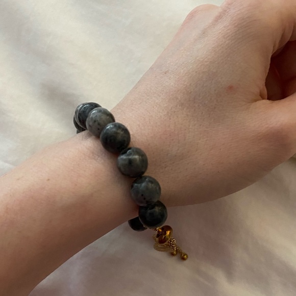 Anthology beaded bracelet with gold hardware. - Picture 2 of 2